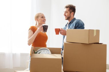 genç bir çift yeni evinde kahve içme