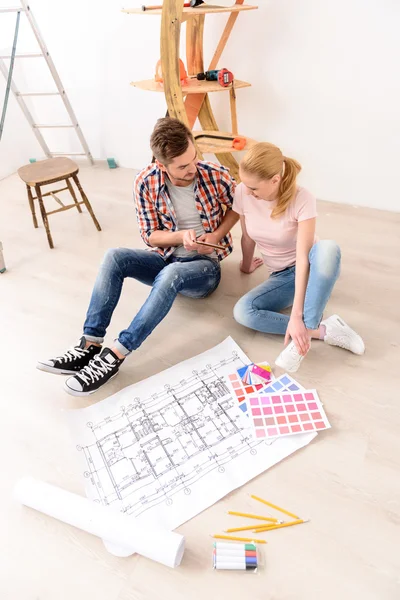 Young people pick up color of paint for repair — Stock Photo, Image