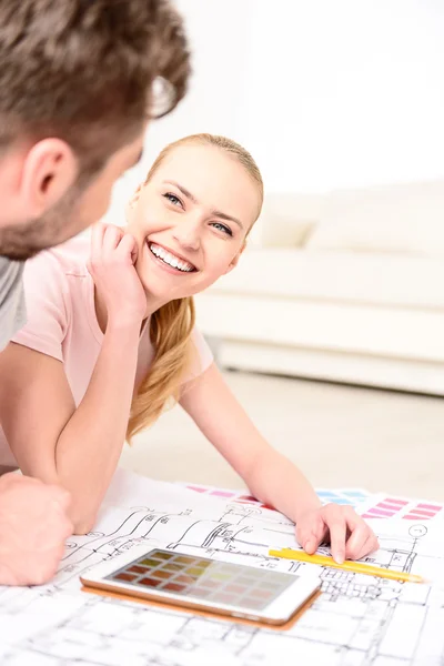 Felice coppia sorridente nella loro nuova casa — Foto Stock