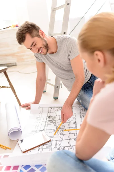 Young couple discussing apartments plan — 图库照片