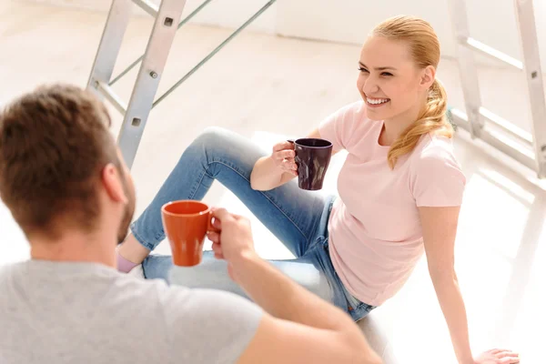 Giovane coppia bere caffè — Foto Stock