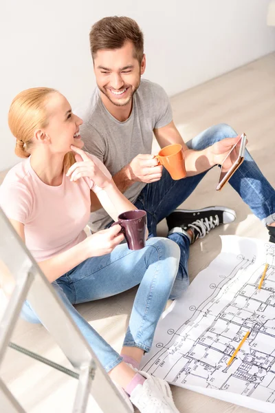 Young couple discussing repair ideas — Stockfoto