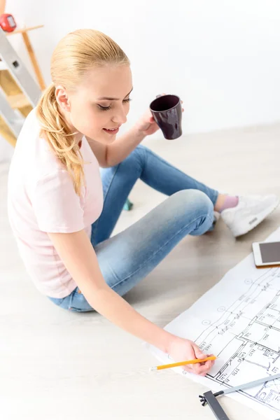 Mädchen prägt Wohnungsplan — Stockfoto