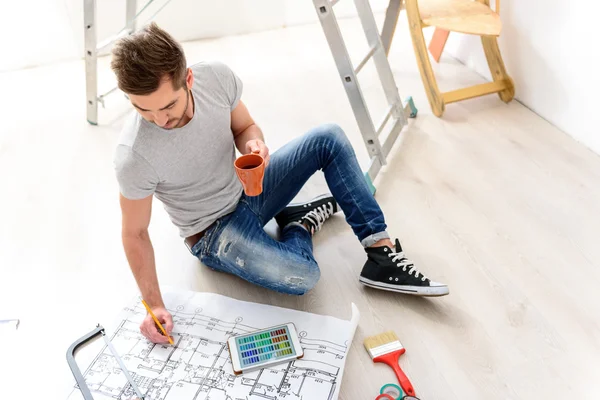 Guy Making mark på Lägenhet plan — Stockfoto