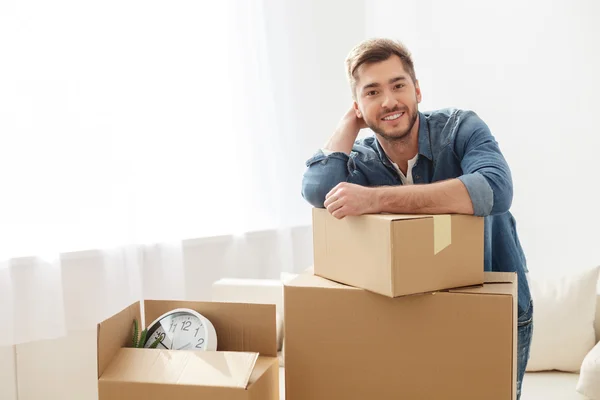 Leende kille flyttar in i sitt nya hem — Stockfoto