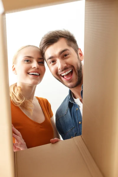 Coppia felice guardando all'interno della scatola — Foto Stock