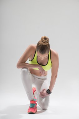 Güzel genç kadın spor için gidiyor