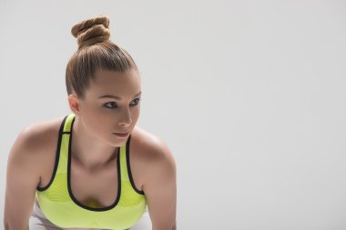 Çekici genç kadın koşmaya hazır