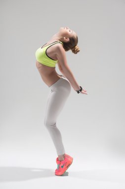 Neşeli kadın atlet ısınma yapıyor