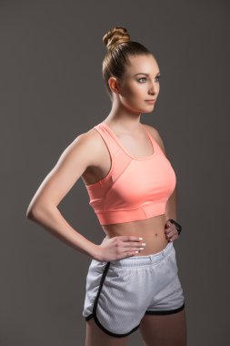 Usta kadın atlet antrenmandan sonra dinleniyor