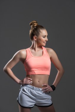 Çekici genç kadın spor için gidiyor