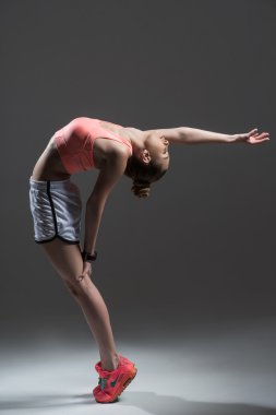 Neşeli genç kız spor egzersiz yapıyor