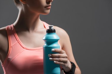 Usta kadın atlet antrenmandan sonra dinleniyor