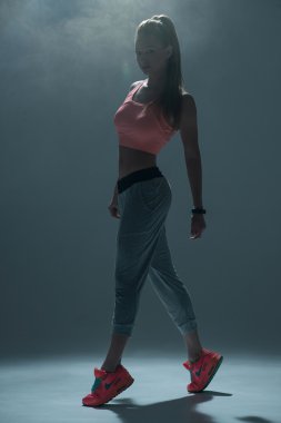 Neşeli ince kız dans etmeye hazır