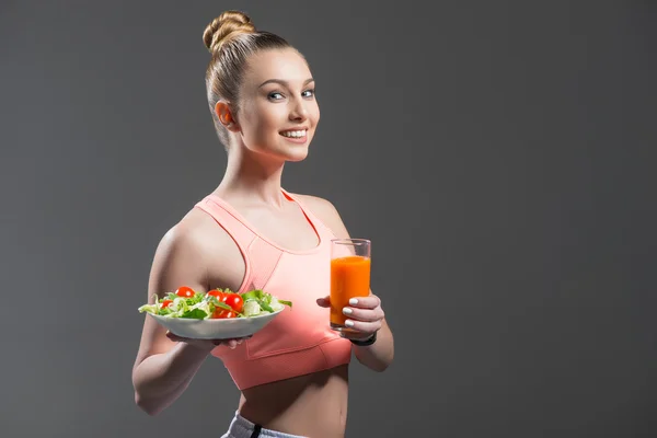 Menina ajuste bonito é dieta com alimentos saudáveis — Fotografia de Stock