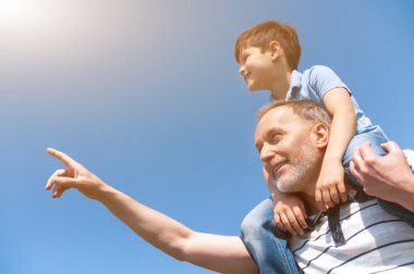 Neşeli olgun dedesi torunuöğretiyor