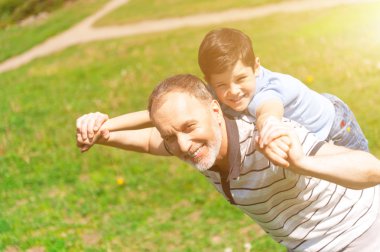Doğada eğlenceli neşeli samimi aile