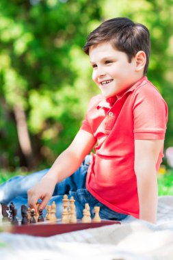 Sevimli erkek çocuk gelecekteki bir profesyonel satranç oyuncusu