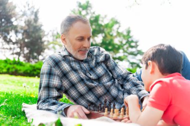 Neşeli dedesi torunu ile eğlenceli