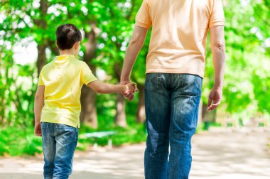 Neşeli yaşlı adam torunu ile istirahat