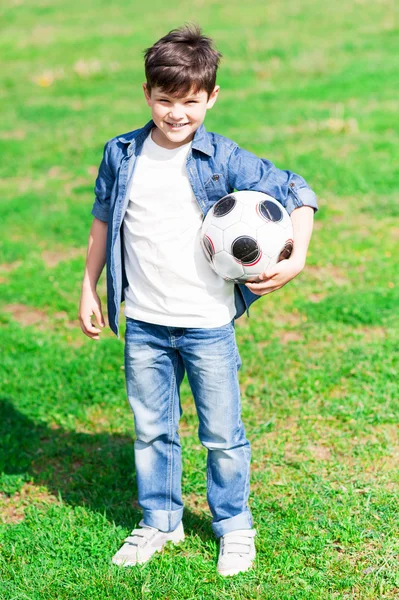 Щасливий маленький хлопчик розважається в парку — стокове фото