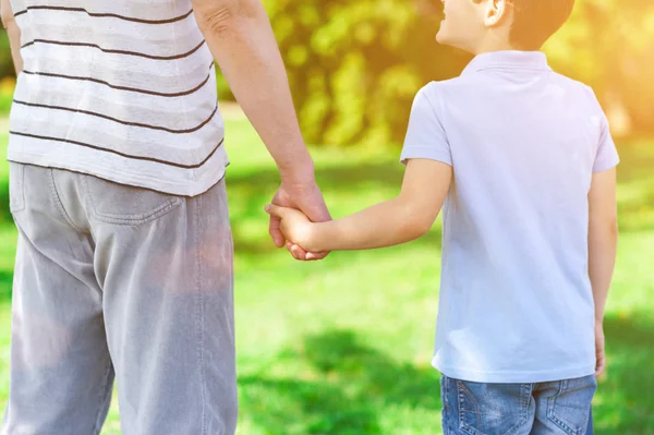 Neşeli dost aile doğada dinleniyor — Stok fotoğraf