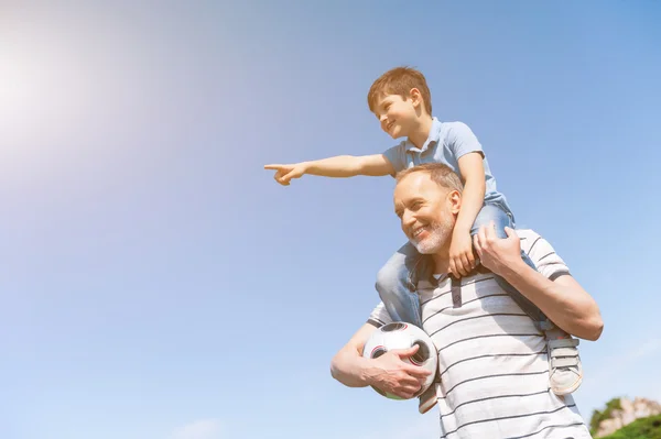 Carino nipote e nonno stanno giocando nel parco — Foto Stock