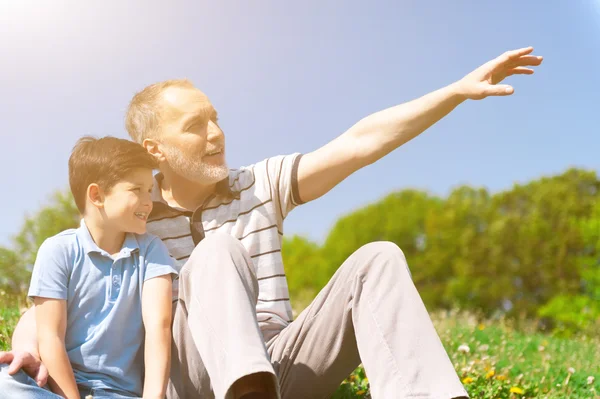 Alegre abuelo está pasando tiempo con nieto — Foto de Stock