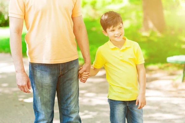 Niño bonito y abuelo están caminando en la naturaleza — Foto de Stock