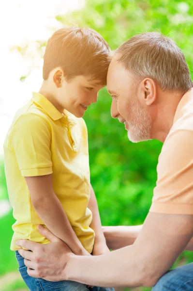 Glad gammal man och barnbarn vilar tillsammans — Stockfoto