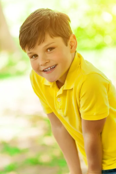 Alegre niño masculino está disfrutando de la naturaleza — Foto de Stock