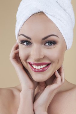 Güzel sarışın kahverengi arka plan izole