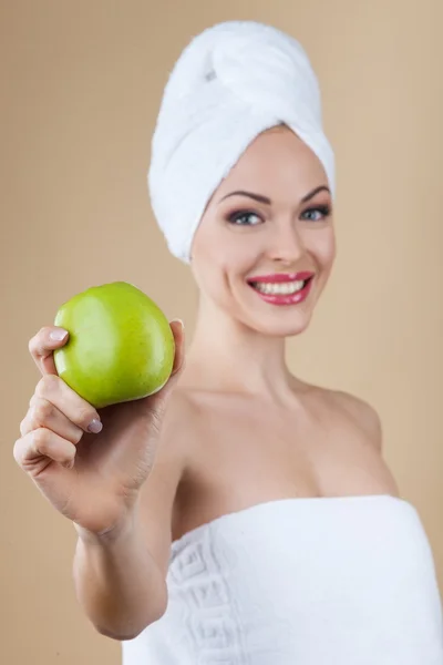 Vacker ung dam med äpple — Stockfoto