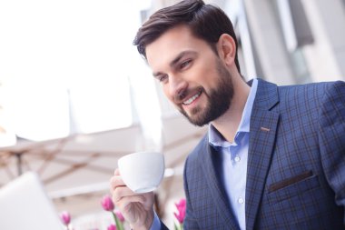 Başarılı işadamı kafede dinleniyor