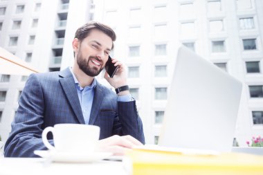 Çekici genç adam çok meşgul