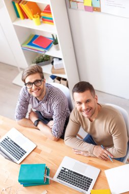 Genç çocuklar sınav için evde eğitim