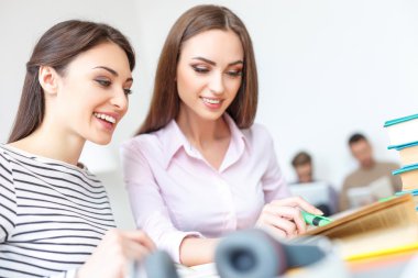 İki üniversite öğrencilerin birlikte evde eğitim