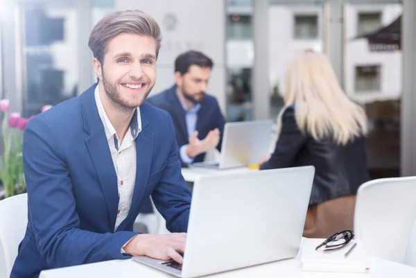 Udany biznesmen wpisując na laptopa z radością — Zdjęcie stockowe