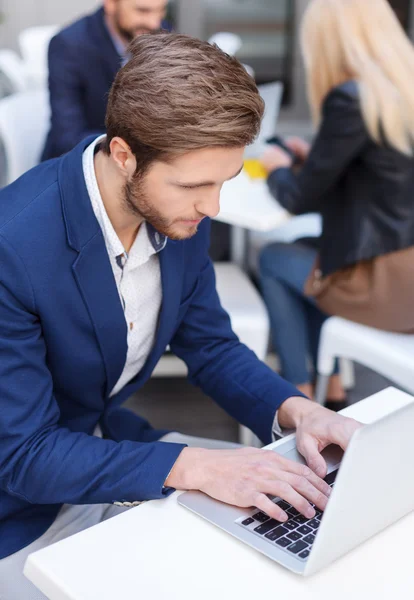 Bell'uomo in giacca e cravatta che lavora al computer — Foto Stock