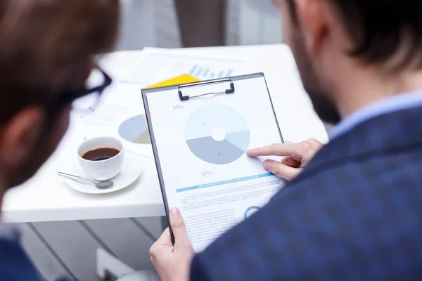 Zwei erfolgreiche Geschäftsleute arbeiten zusammen — Stockfoto