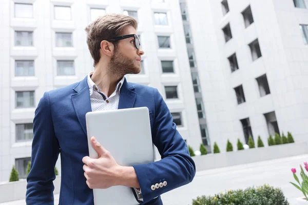 Atractivo hombre de negocios inteligente está esperando a alguien — Foto de Stock