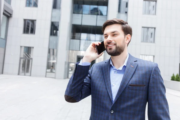 Homme attrayant en costume communiquant au téléphone — Photo