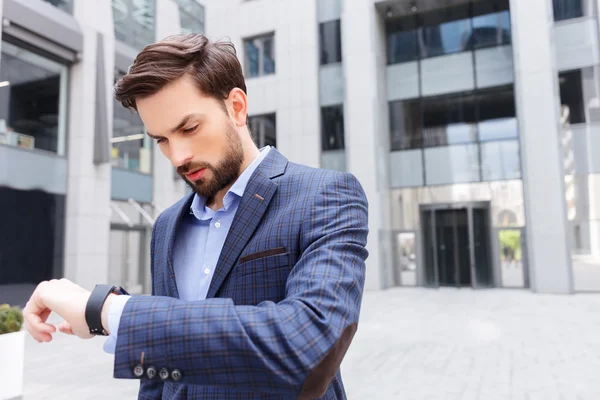 Vrolijke man heeft een zakelijke bijeenkomst — Stockfoto