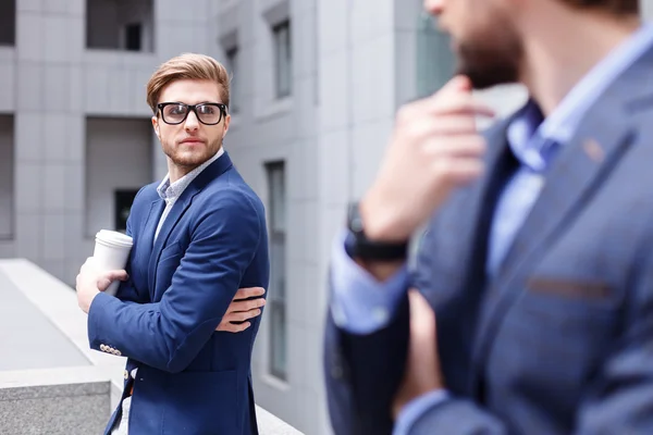Bekwame mannelijke collega's maken break buitenshuis — Stockfoto