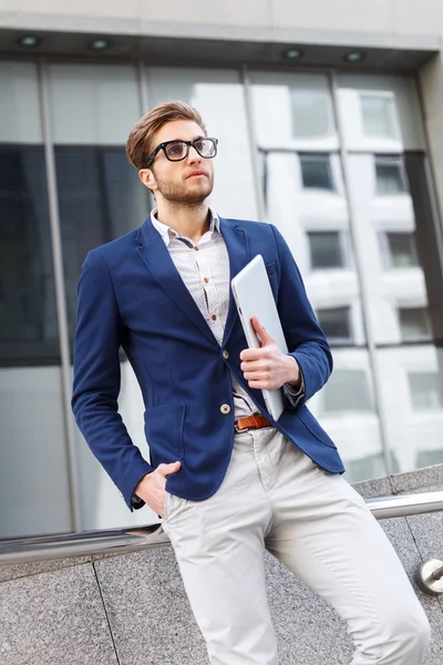 Vrolijke man wacht op iemand met laptop — Stockfoto