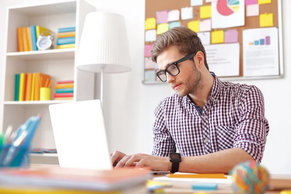 Jovem estudando em casa — Fotografia de Stock