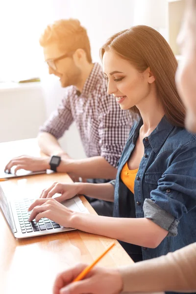 Studenti universitari che lavorano insieme — Foto Stock