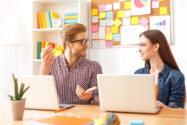 Studenten werken samen — Stockfoto