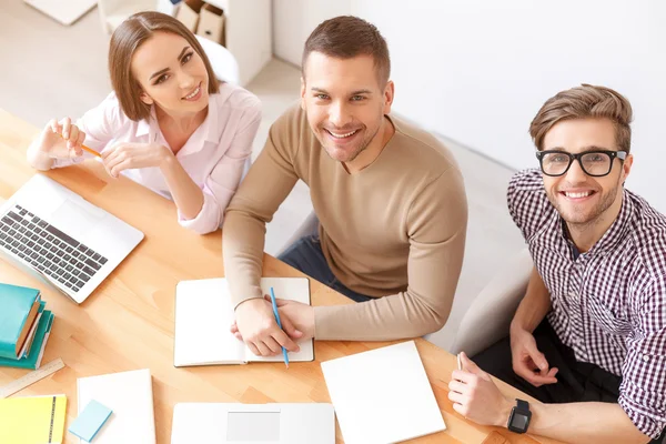 Studenten samen thuis studeren — Stockfoto