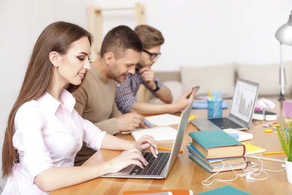 Studenten samen thuis studeren — Stockfoto